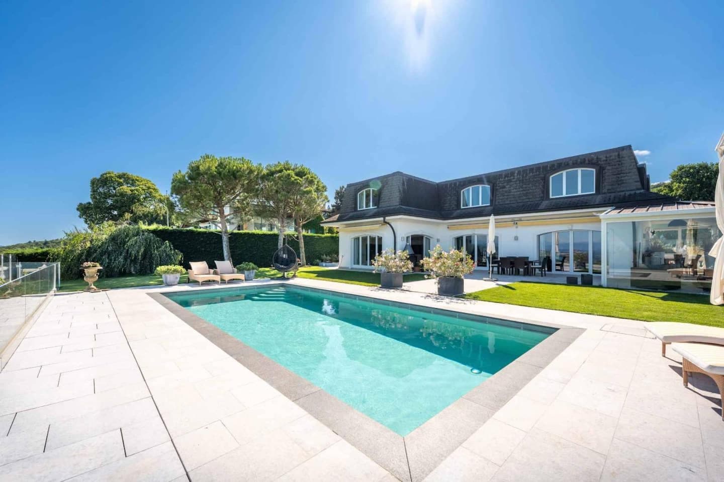 Villa Alina — Piscine et vue panoramique sur le lac de Neuchâtel